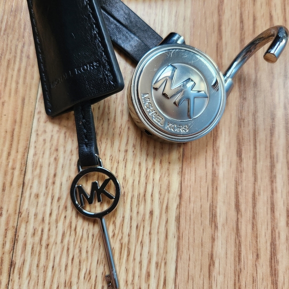 Michael Kors Hamilton bag with Lock and Key - Picture 3 of 7